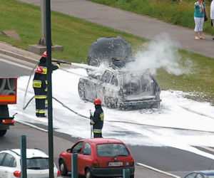 Auto stanęło w płomieniach