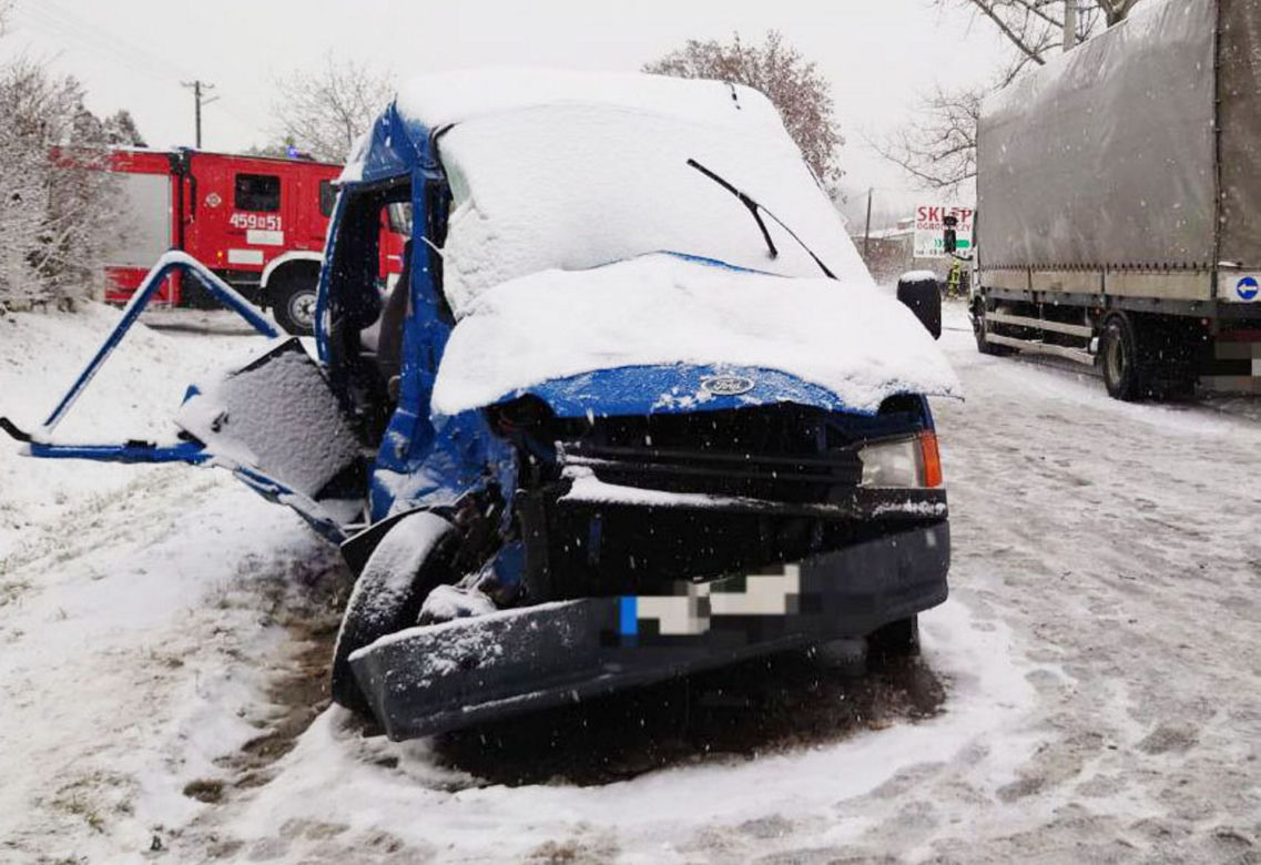 Koszmarne zderzenie busa i ciężarówki pod Grójcem. Nie żyje 50-latka, 7 osób rannych