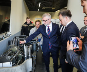 Rosomak z gigantycznym wsparciem 57 mln zł. Zwiększenie produkcji i linia dla Legwanów