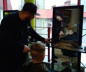 Barberzy odwiedzili chorzowski szpital i zafundowali sylwestrowe fryzury małym pacjentom 