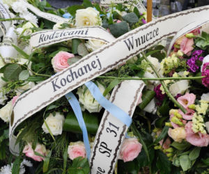 Tragedia 12-letniej Eli poruszyła całą Polskę! Odnalezioną dziewczynkę pożegnali najbliżsi