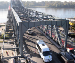 Remont mostu Piłsudskiego w Toruniu. Montowane są bariery drogowe i błotochrony