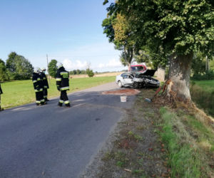 GROŹNY WYPADEK w miejscowości Lutkowo. Kobieta uderzyła w drzewo, a następnie DACHOWAŁA