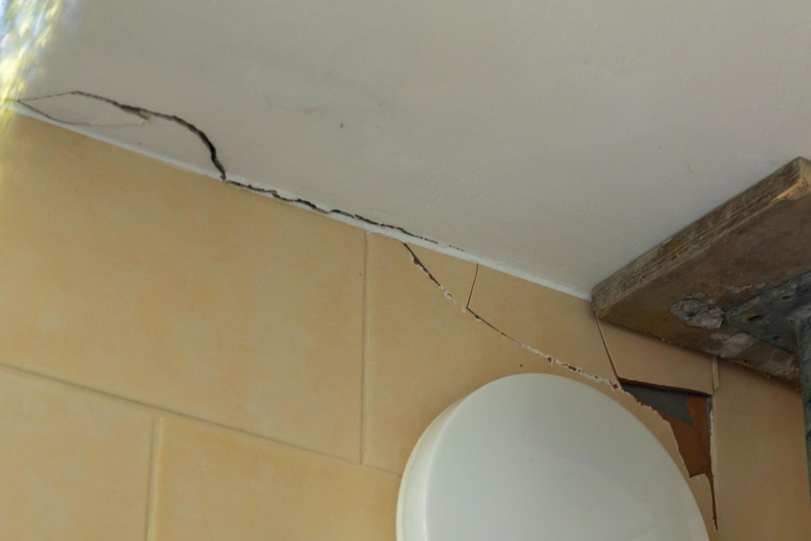 Pękający blok przy ul. Hirszfelda 2 w Warszawie