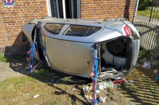 Pijackie manewry zakończył dachowaniem. Wcześniej staranował betonowy mur