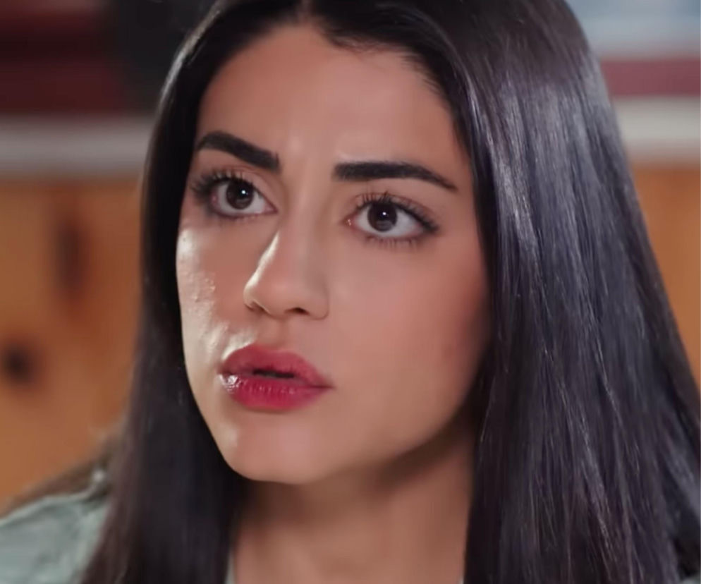 Twarz kobiety, Talya Çelebi, odgrywającej rolę Hancer w serialu Panna młoda, z długimi, ciemnymi włosami, wyraźnym makijażem oczu i czerwonymi ustami. Jej spojrzenie wydaje się być zaniepokojone lub zaskoczone. Zdjęcie ilustruje emocje bohaterki, o której więcej przeczytasz na Super Seriale.