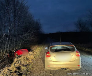 Policyjny pościg zakończony w rowie. Szaleniec uciekał niemal 200 km/h