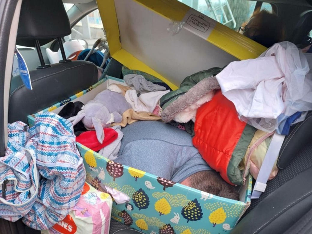 Ukraińcy uciekają przed poborem w damskich ubraniach i w pudełkach po zabawkach