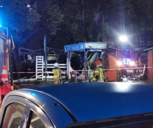 Spłonęło kilkanaście boksów. Nocny pożar targowiska w centrum Katowic