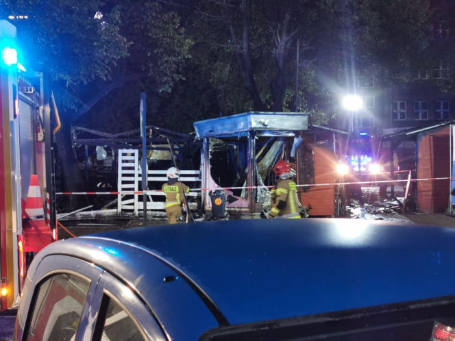 Spłonęło kilkanaście boksów. Nocny pożar targowiska w centrum Katowic