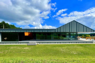 Prywatna część z sypialnią, garderobą i salonem kąpielowym ma 50 m2 i dostęp do osobnego tarasu. Garaż wkomponowali w fałdę terenu