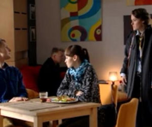 M jak miłość odc. 999. Paweł Zduński (Rafał Mroczek), Janka Jane Buford (Joanna Osyda), Ala (Olga Frycz)
