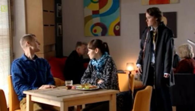 M jak miłość odc. 999. Paweł Zduński (Rafał Mroczek), Janka Jane Buford (Joanna Osyda), Ala (Olga Frycz)