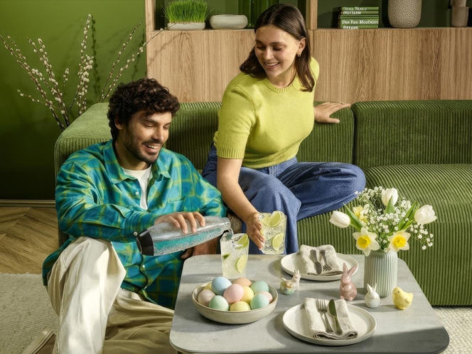 Para pijąca mocktajl gazowany w pokoju udekorowanym pokoju