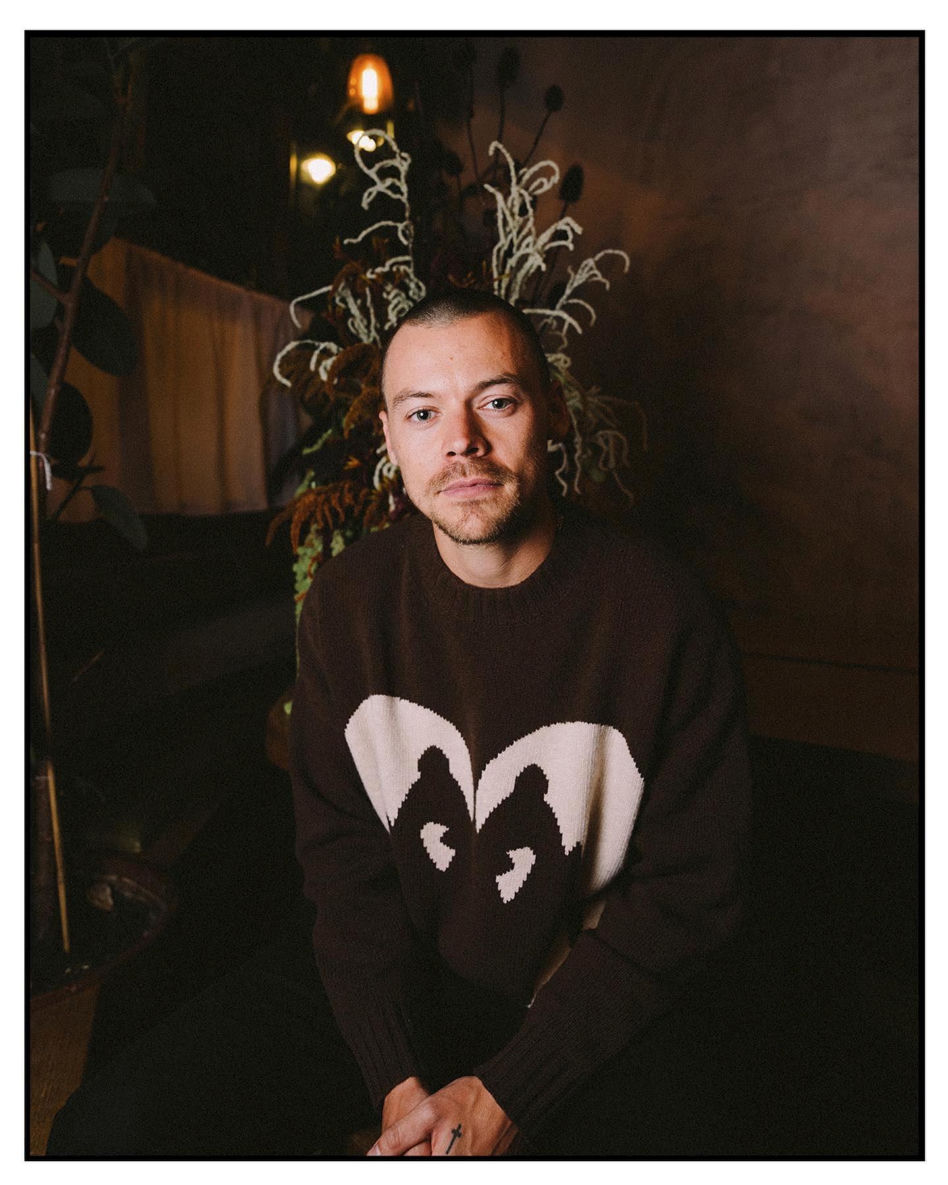 Harry Styles ŚCIĄŁ swoje piękne, długie włosy. Jest prawie ŁYSY!