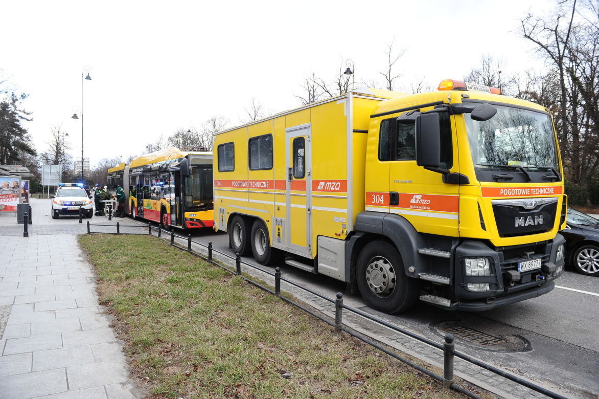 Warszawa: Al Ujazdowskie, potężne drzewo spadło na autobus i zablokowało ulicę