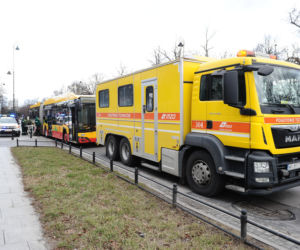 Warszawa: Al Ujazdowskie, potężne drzewo spadło na autobus i zablokowało ulicę