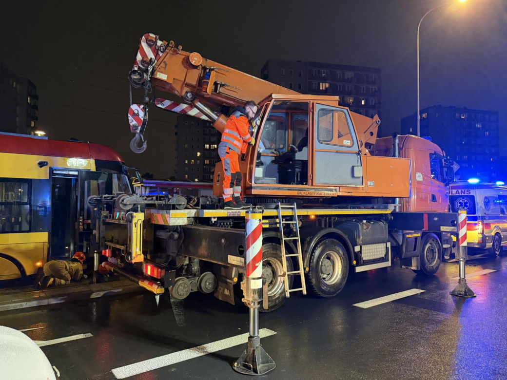 40-letnia rowerzystka wciągnięta pod pędzący tramwaj. „Liczne obrażenia ciała”