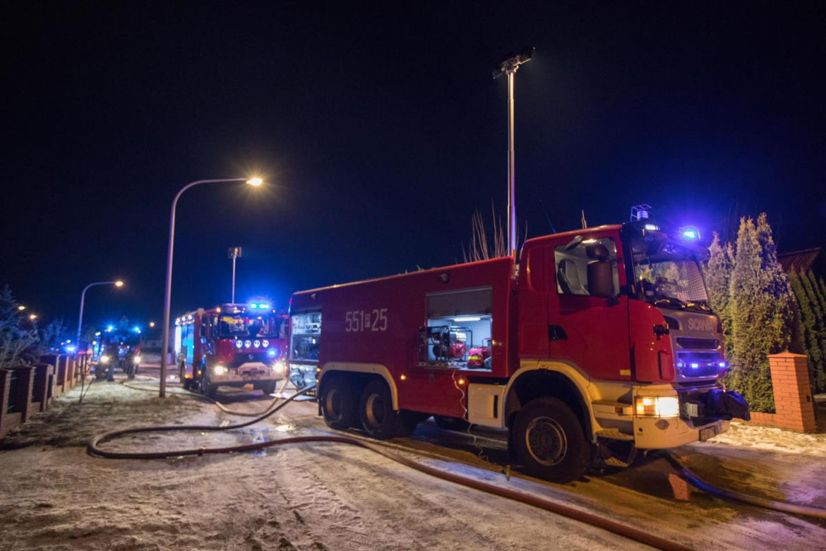 Pożar domu jednorodzinnego pod Piłą! Służby wezwał 14-latek, który był sam w domu [ZDJĘCIA]