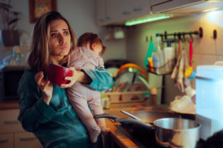 Syndrom obrażonej pomocy w związku? Sprawdź, jak skończyć z rolą menedżerki domu