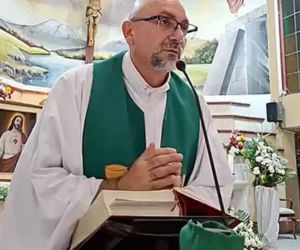 Krzyż zabił księdza podczas mszy. Wszystko nagrano