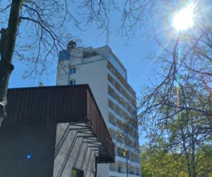 Penthouse'y dobudowane na szczycie bloku z epoki PRL