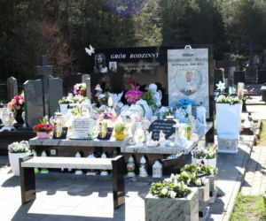 W Wielkanoc na cmentarzu główkę Milanka zmiażdżyła płyta nagrobna. Dramat się nie kończy. Miejsca tragedii strzegą aniołki