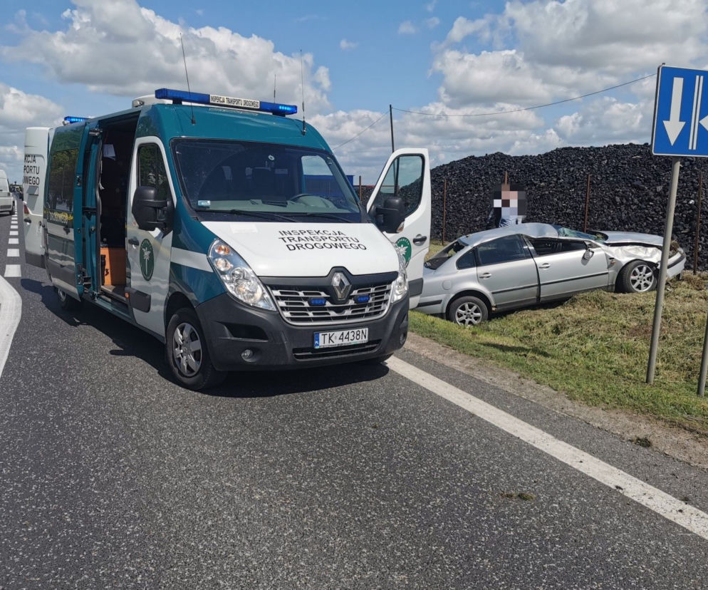 Groźna kolizja w Opatowie. Stracił kontrolę i wpadł do rowu