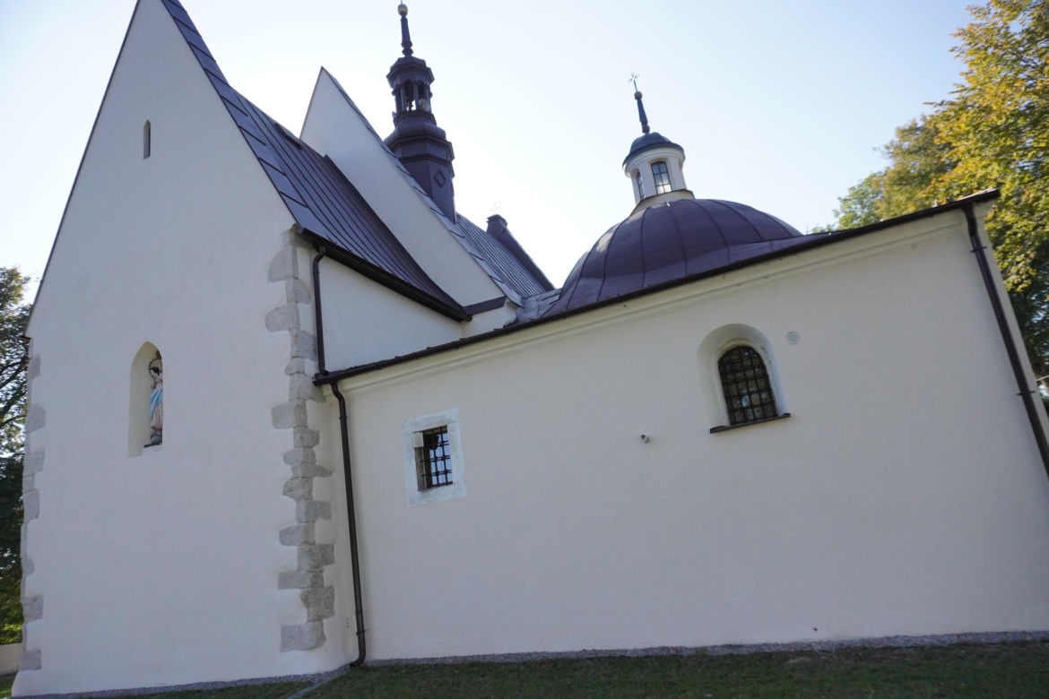 Ta mała wieś skrywa niezwykłą historię. Świątynia stoi tu od 1362 roku