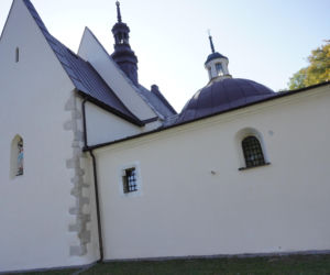 Ta mała wieś skrywa niezwykłą historię. Świątynia stoi tu od 1362 roku