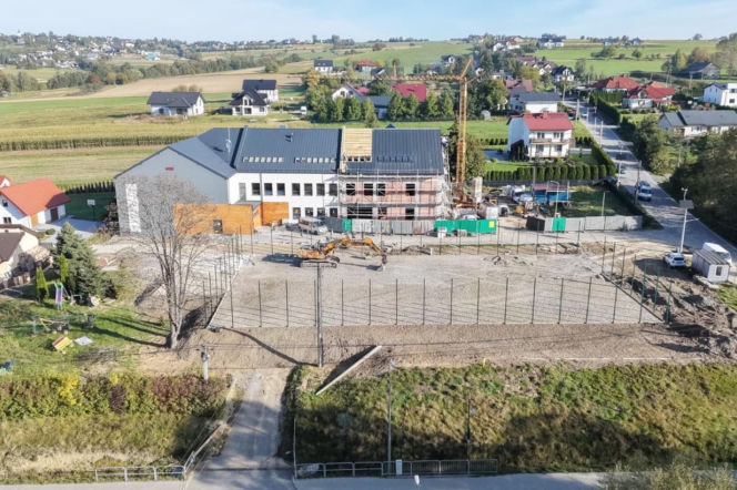 Plac budowy szkoły i boiska w Łęce widoczny z góry. O postępach prac przeczytasz na Eska Nowy-Sącz.