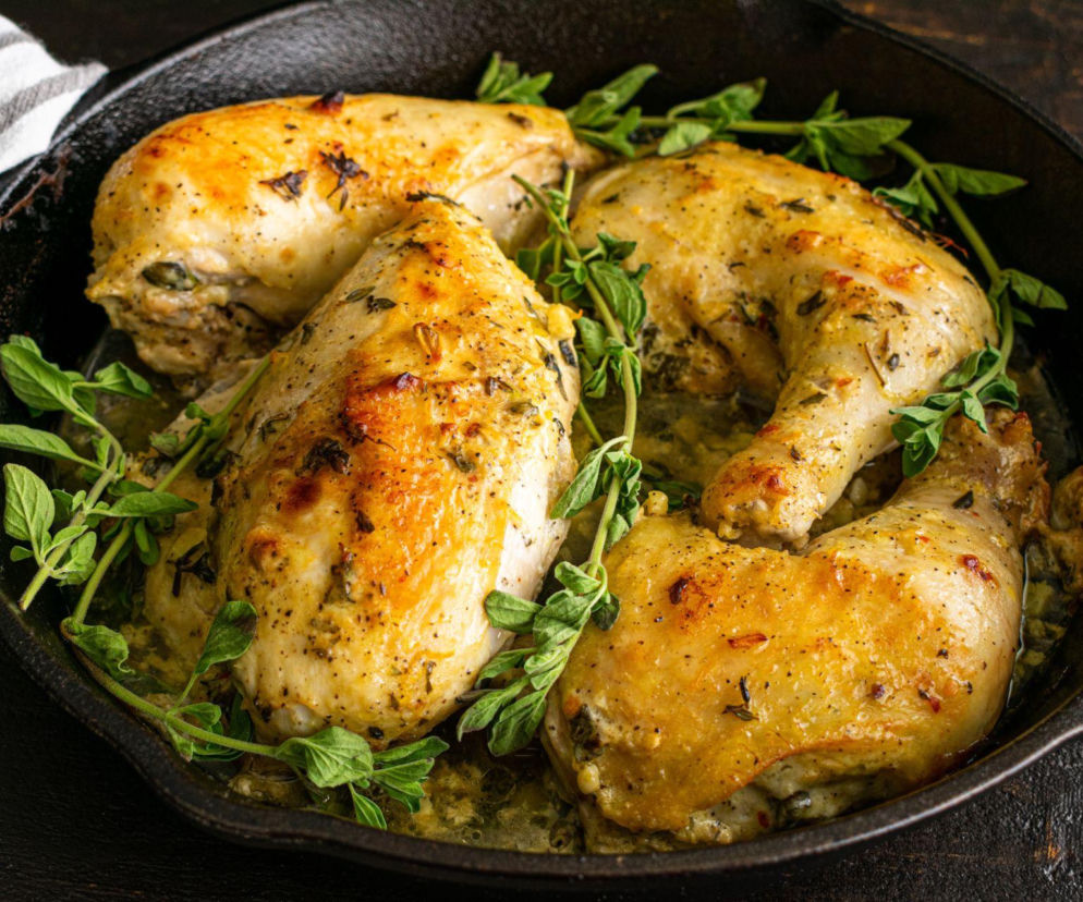 Zamarynuj kurczaka w jogurcie. Po upieczeniu będzie tak miękki, że rozpadnie się pod widelcem