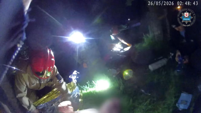 63‑latek tonął, policjant skoczył do wody
