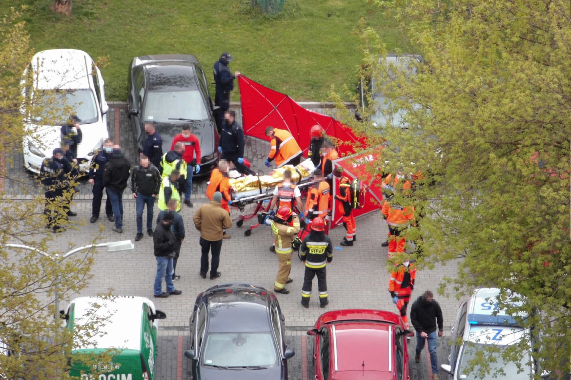 Zakrwawiony mężczyzna napadł na policjantów 