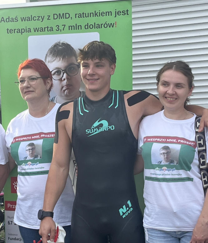 Damian płynie 100 km bez przerwy, aby pomóc Adasiowi!
