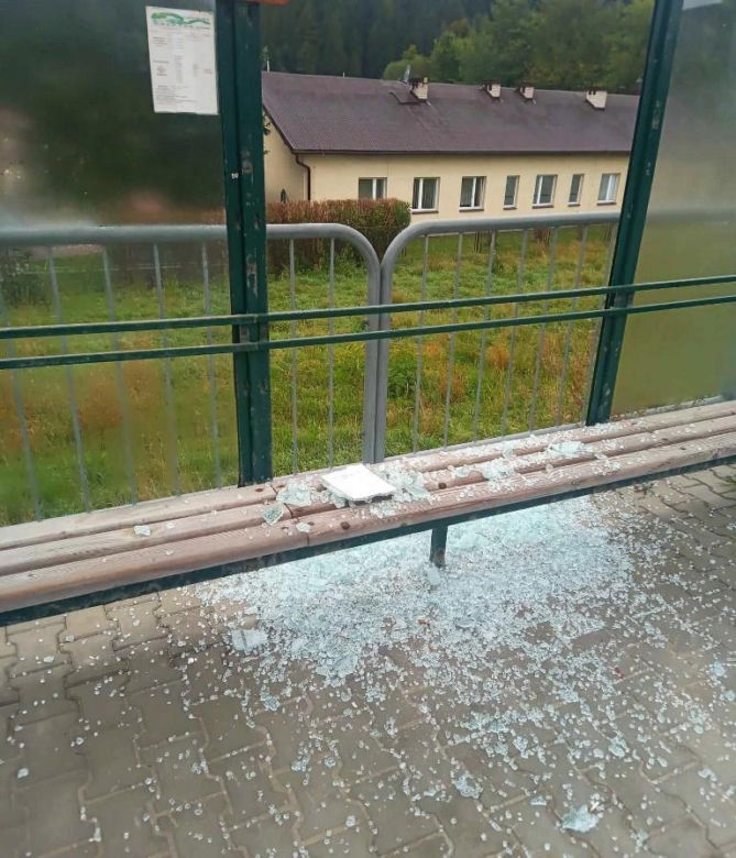 Zniszczone wiaty przystankowe w Muszynie