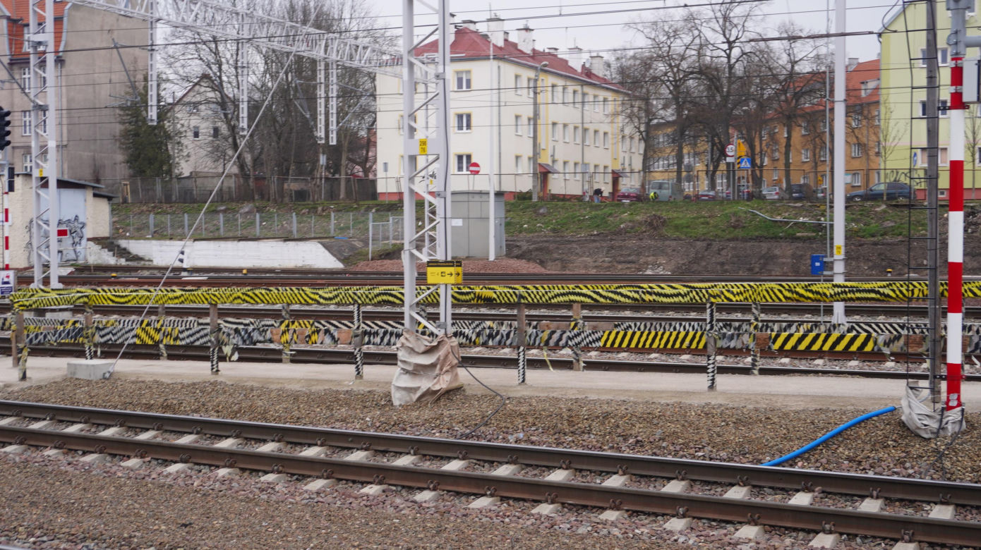 Dworzec Olsztyn Główny coraz bliżej. Postępują prace przy budynku oraz na peronach