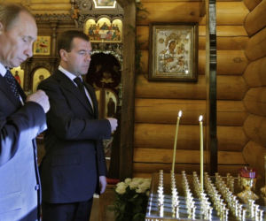 Miedwiediew i Putin modlili się za ofiary 