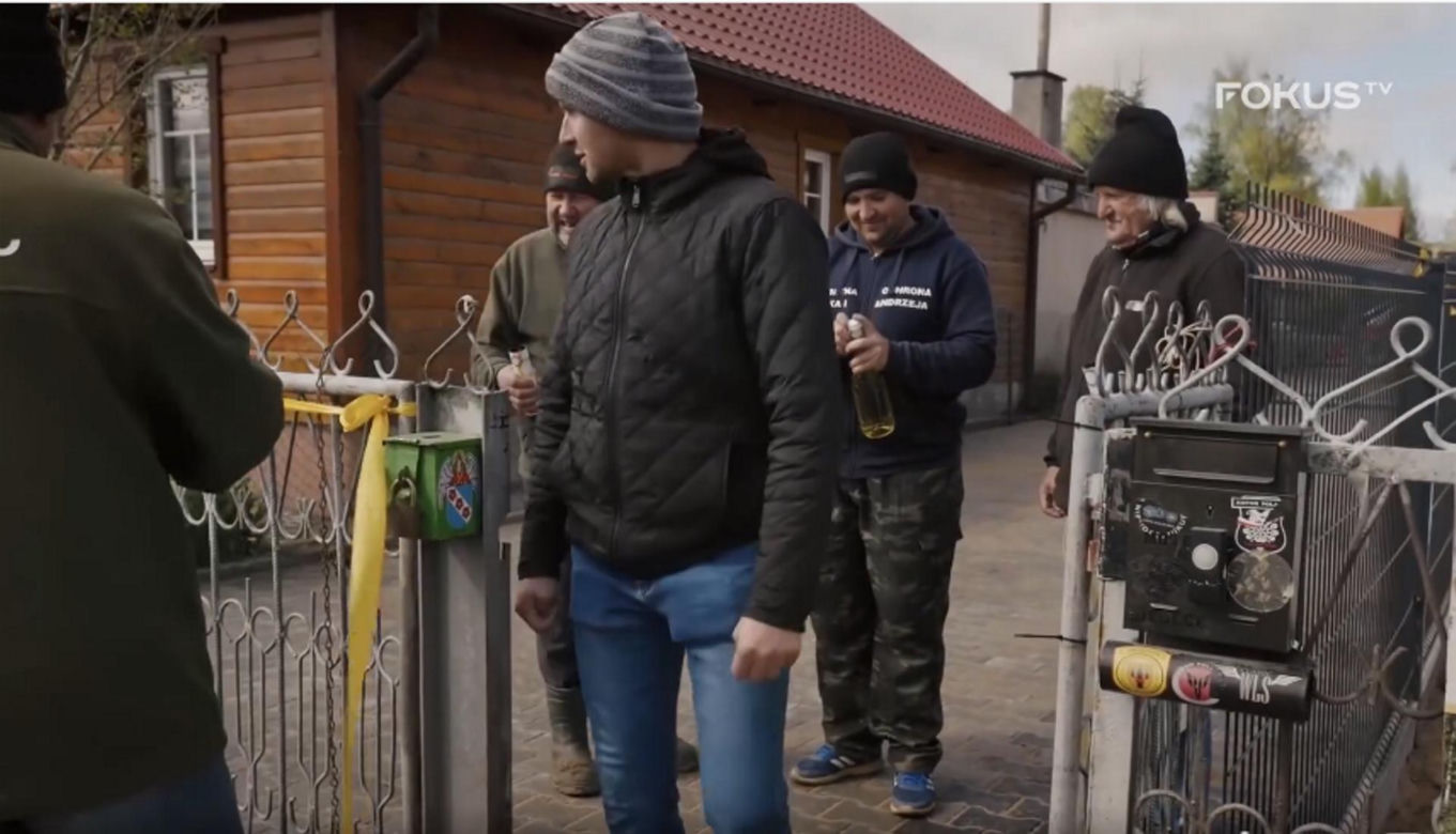 Rolnicy. Podlasie. Andrzej z Plutycz świętuje. Feta jak na otwarciu gminnej drogi. Przecięcie wstęgi, BMW i szampan