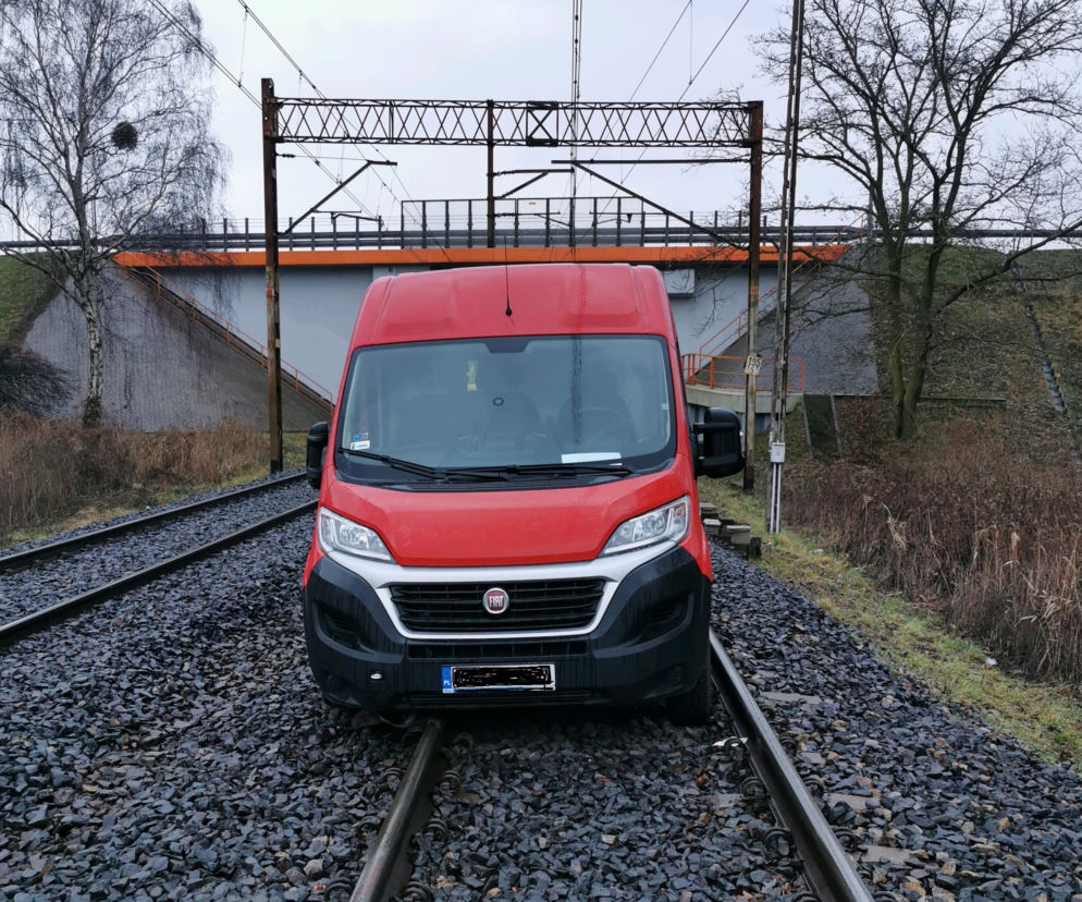 Samochód porzucony na torach