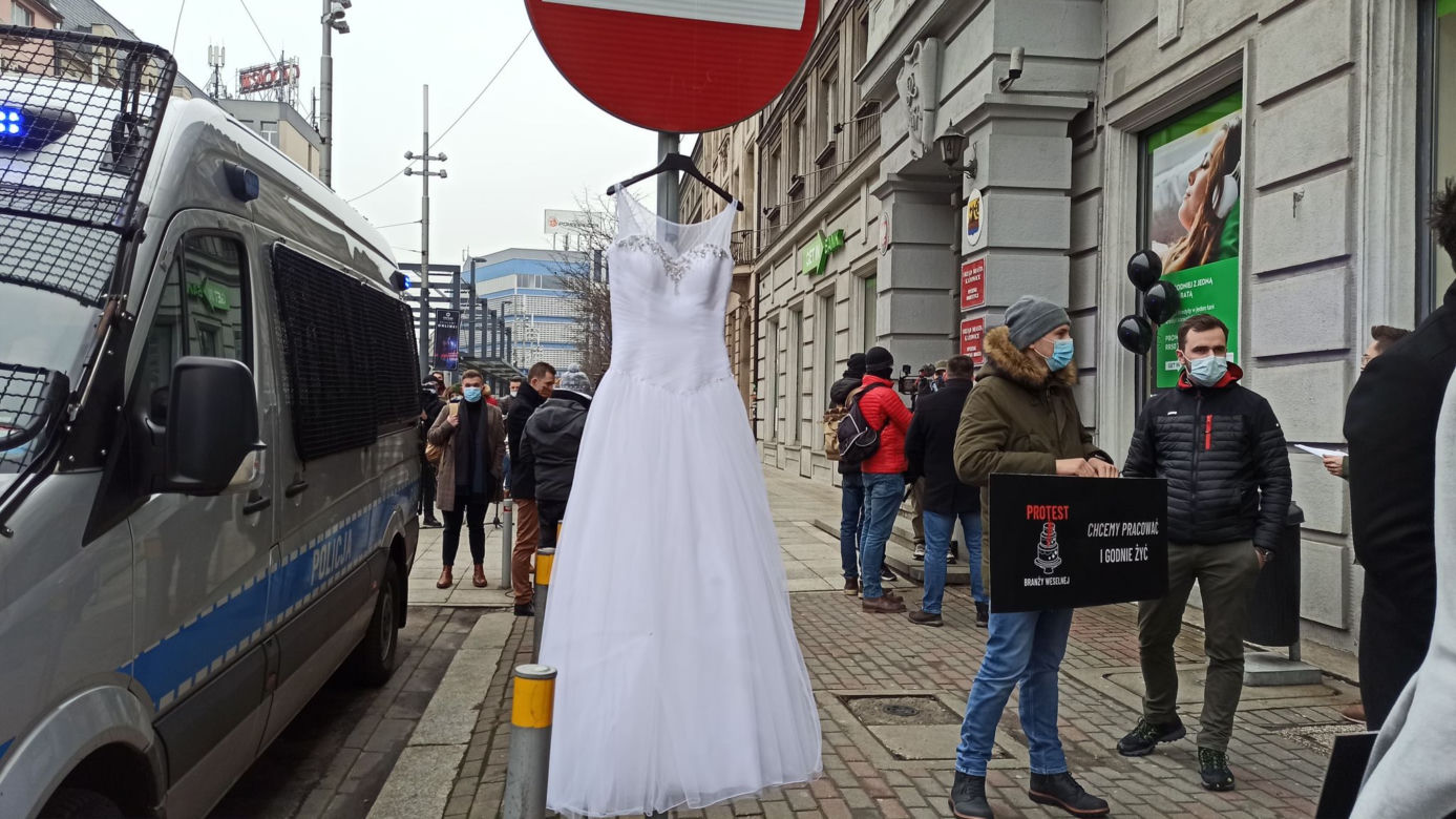 Protest branży ślubnej przed biurem PiS w Katowicach! Domagają się informacji od rządu kiedy będą mogli wrócić do pracy [ZDJĘCIA, WIDEO]