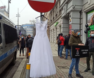 Protest branży ślubnej przed biurem PiS w Katowicach! Domagają się informacji od rządu kiedy będą mogli wrócić do pracy [ZDJĘCIA, WIDEO]