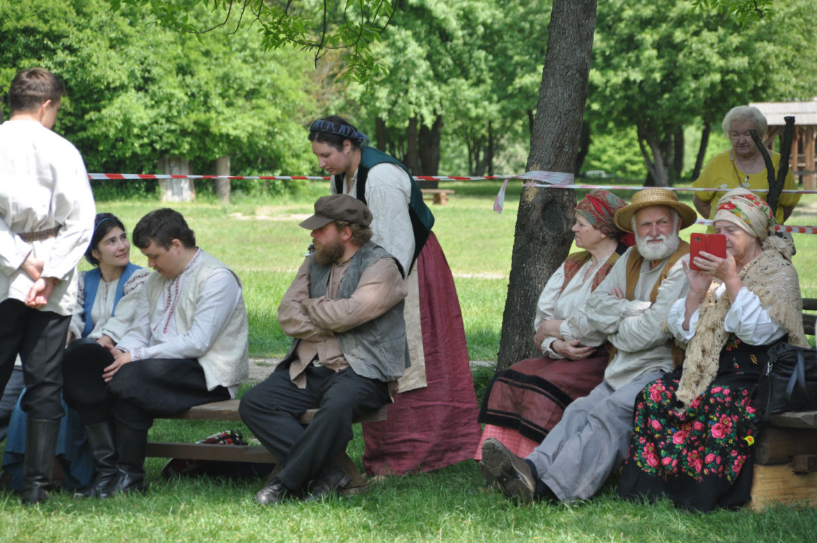 "Sami swoi. Początek". Filmowy kręcili sceny w Muzeum Wsi Kieleckiej w Tokarni