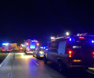 Samochód osobowy zderzył się z dwiema ciężarówkami. Tragedia na DK 25
