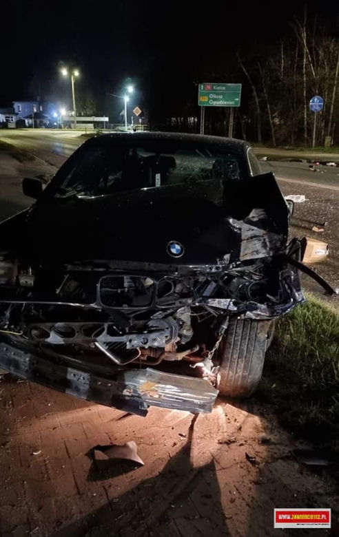 BMW wjechało w inny samochód. Kierowca zbiegł z miejsca zdarzenia!