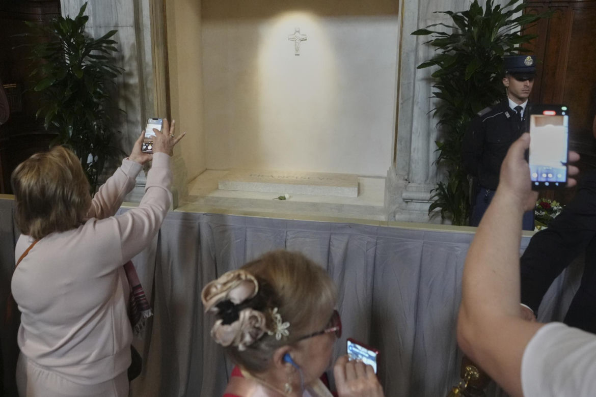 Wierni odwiedzają grób papieża Franciszka