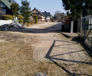 Nie zaciągnął ręcznego, auto stoczyło się i wjechało w siłownię