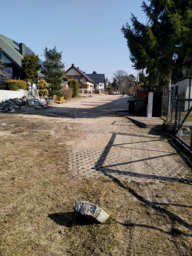 Nie zaciągnął ręcznego, auto stoczyło się i wjechało w siłownię