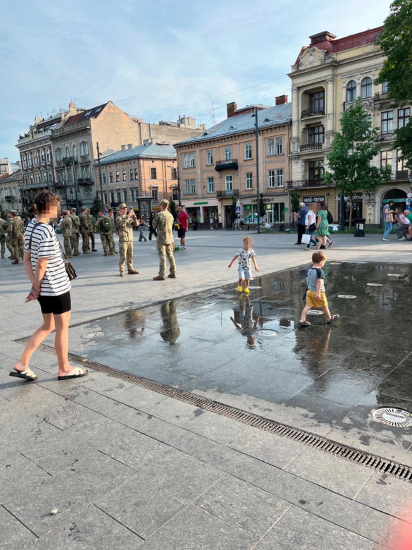 Tak wygląda wojenna rzeczywistość na ulicach Lwowa. Gdy wyją syreny, nikt już nie reaguje. "Boimy się, ale trzeba żyć"