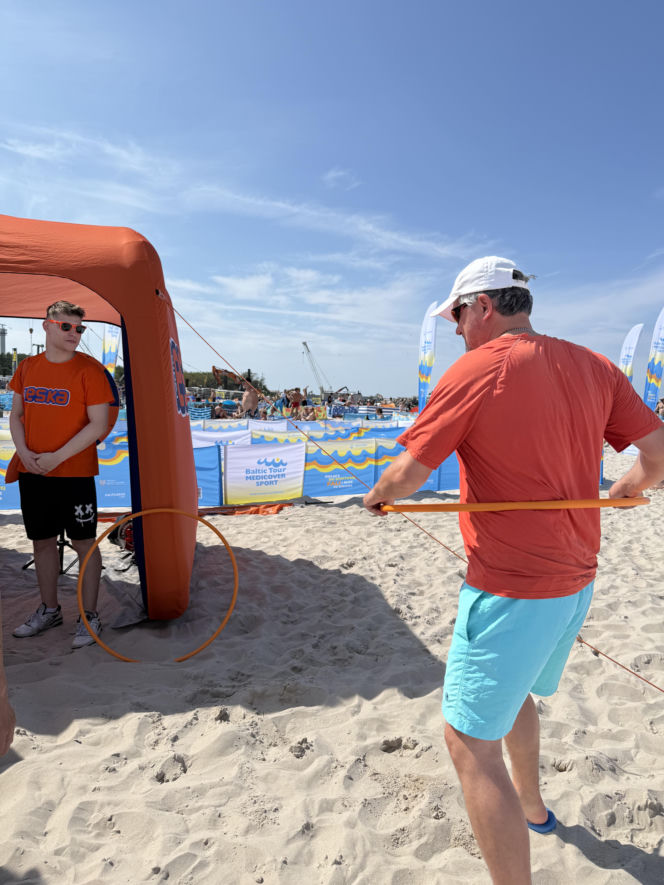 Niebieska i pomarańczowa ekipa rozgrzała plażę w Ustce! Baltic Tour Medicover Sport kontynuuje nadmorską trasę!